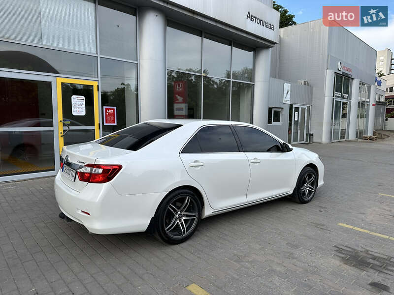 Седан Toyota Camry 2013 в Чернівцях