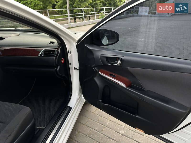 Седан Toyota Camry 2013 в Чернівцях