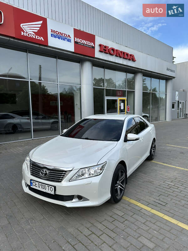 Седан Toyota Camry 2013 в Чернівцях