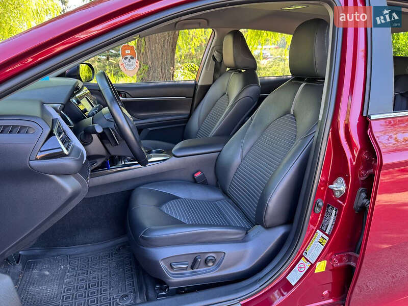 Седан Toyota Camry 2018 в Києві
