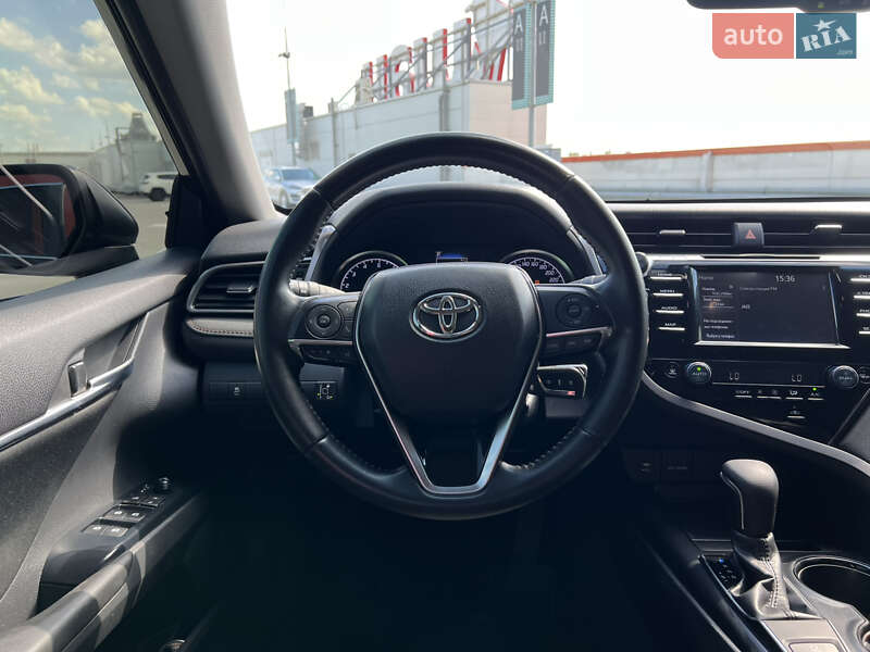 Седан Toyota Camry 2019 в Киеве