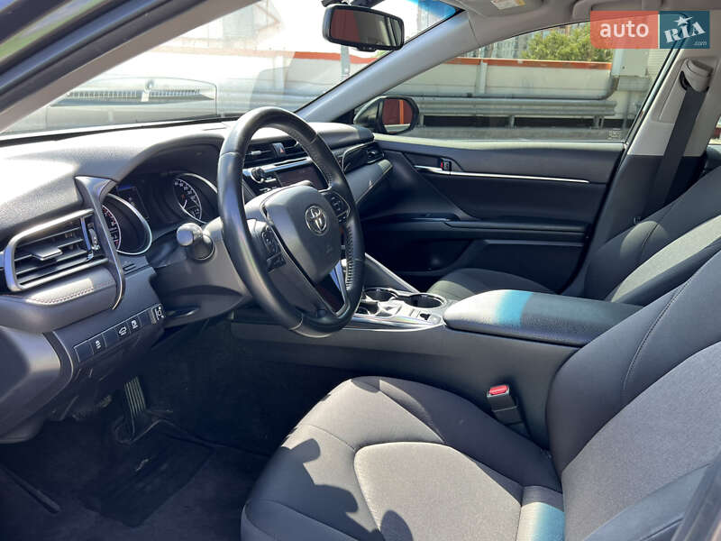 Седан Toyota Camry 2019 в Киеве