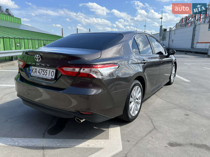 Седан Toyota Camry 2019 в Киеве