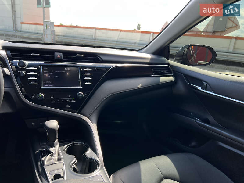 Седан Toyota Camry 2019 в Киеве