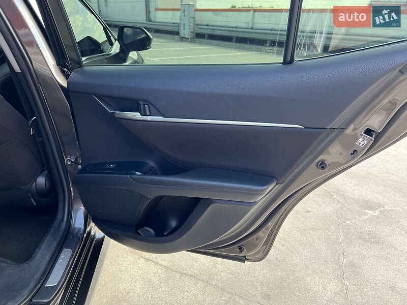 Седан Toyota Camry 2019 в Киеве