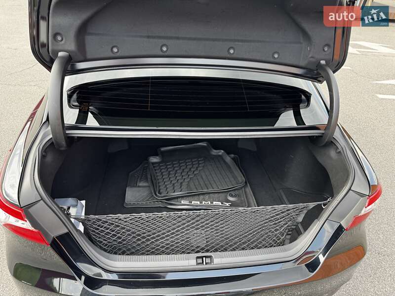 Седан Toyota Camry 2019 в Киеве