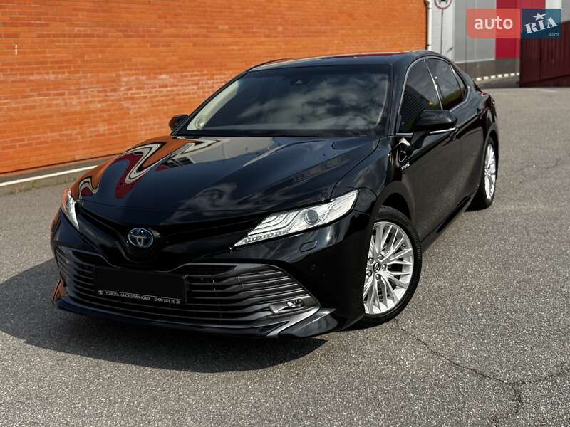 Седан Toyota Camry 2019 в Киеве
