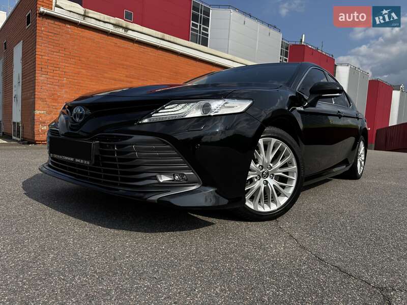 Седан Toyota Camry 2019 в Киеве