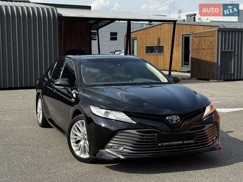 Седан Toyota Camry 2019 в Киеве