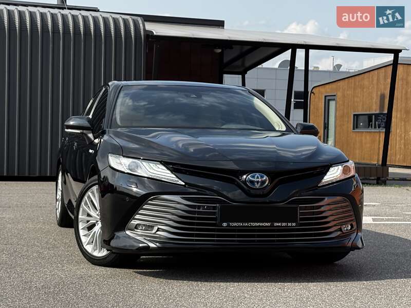 Седан Toyota Camry 2019 в Киеве