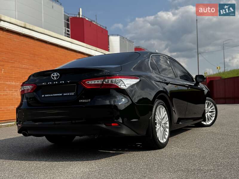 Седан Toyota Camry 2019 в Киеве