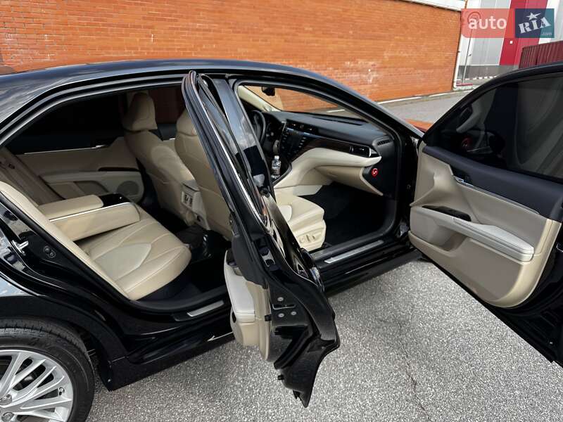 Седан Toyota Camry 2019 в Киеве