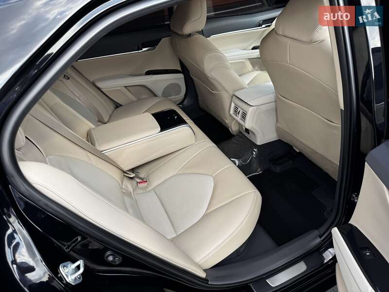Седан Toyota Camry 2019 в Киеве