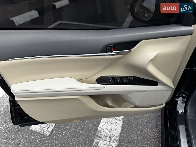 Седан Toyota Camry 2019 в Киеве