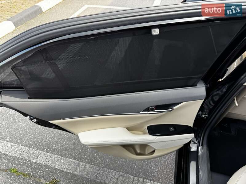 Седан Toyota Camry 2019 в Киеве