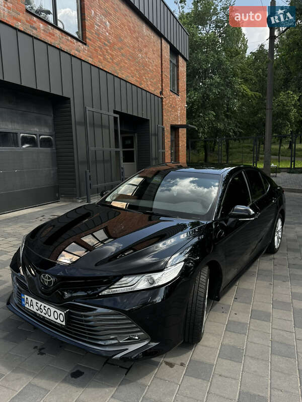 Седан Toyota Camry 2019 в Днепре