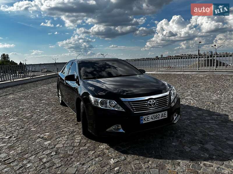 Седан Toyota Camry 2013 в Дніпрі