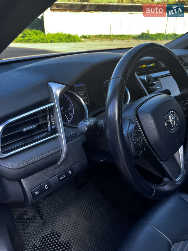 Седан Toyota Camry 2018 в Прилуках