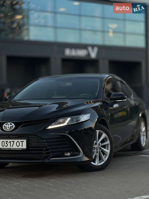 Седан Toyota Camry 2023 в Києві