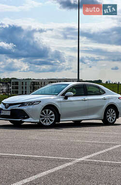 Седан Toyota Camry 2019 в Ровно