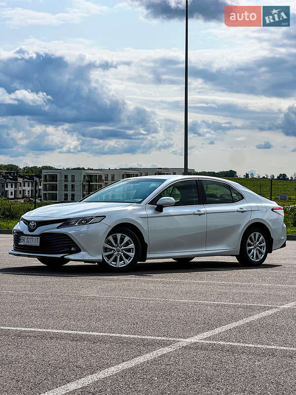Седан Toyota Camry 2019 в Ровно