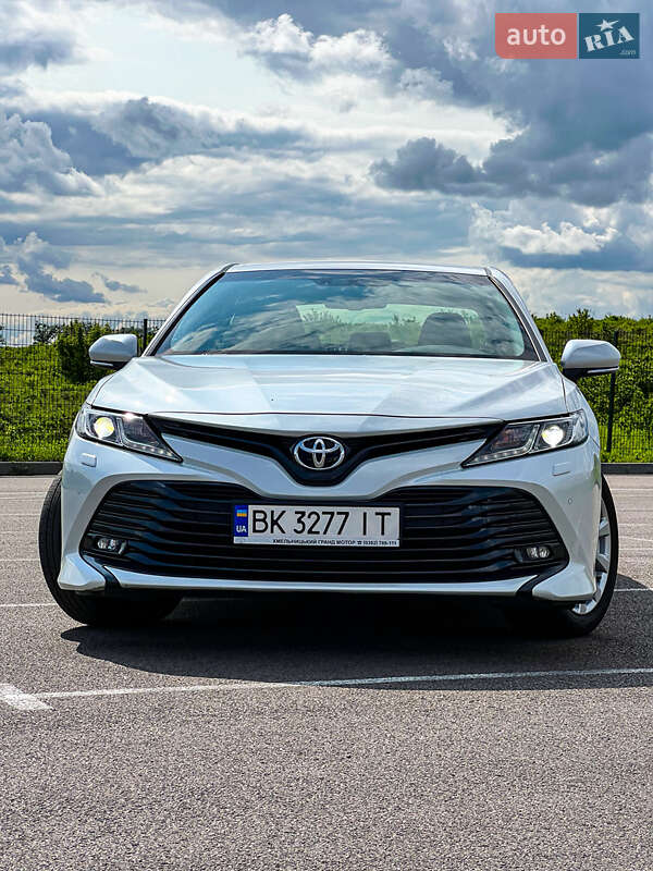 Седан Toyota Camry 2019 в Ровно