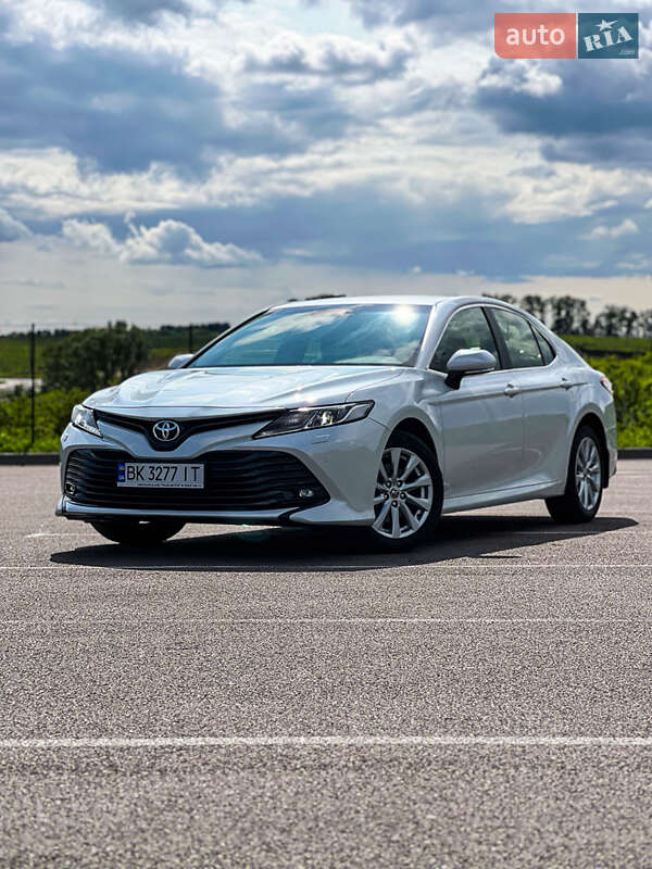 Седан Toyota Camry 2019 в Ровно