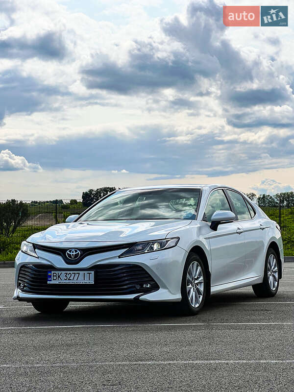 Седан Toyota Camry 2019 в Ровно