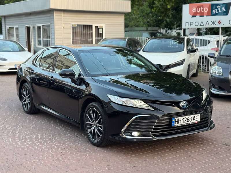 Седан Toyota Camry 2023 в 