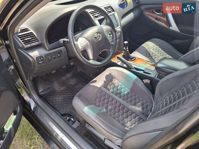 Седан Toyota Camry 2007 в Краснограде