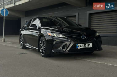 Седан Toyota Camry 2019 в Киеве