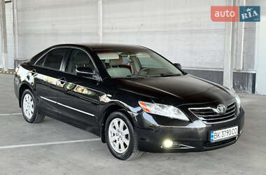 Седан Toyota Camry 2008 в Рівному