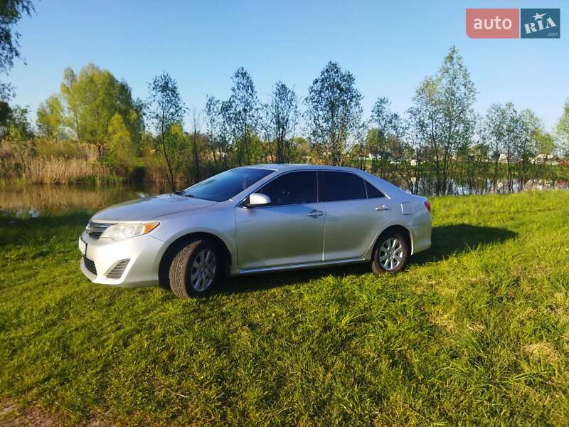 Седан Toyota Camry 2014 в Прилуках