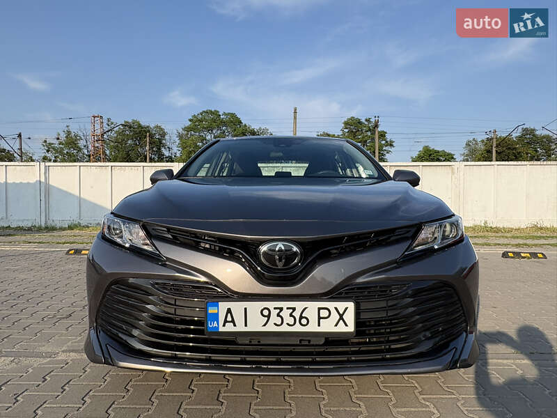 Седан Toyota Camry 2019 в Киеве