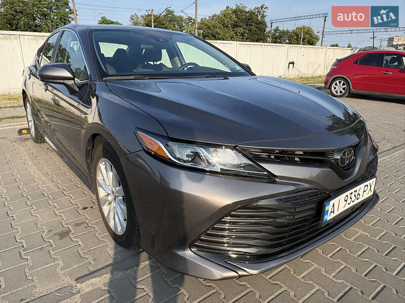 Седан Toyota Camry 2019 в Киеве