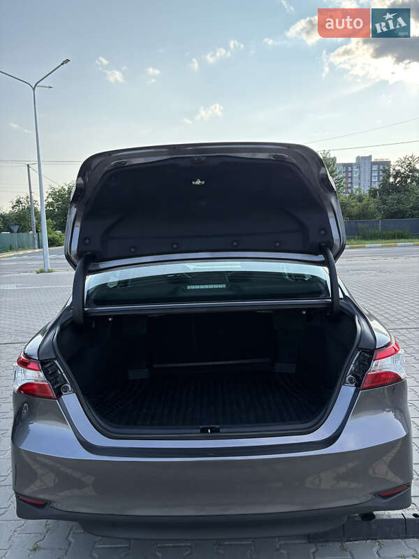 Седан Toyota Camry 2019 в Киеве