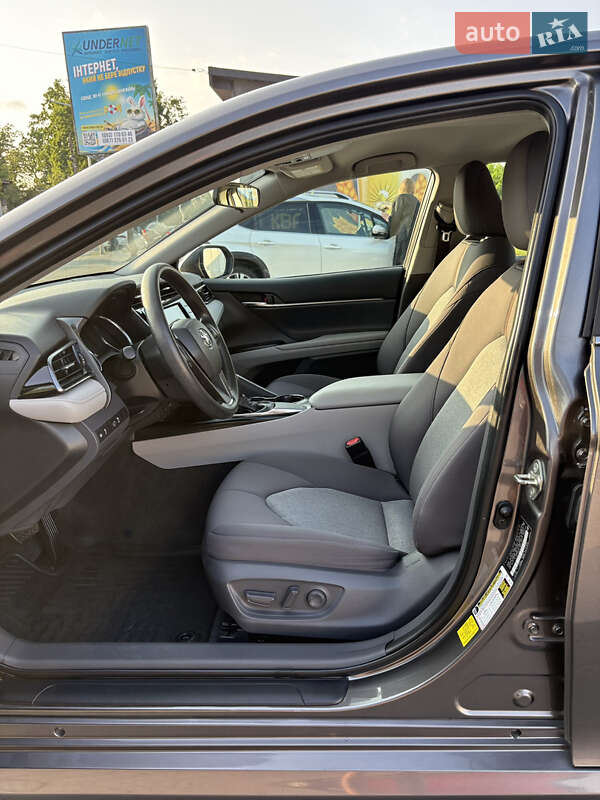 Седан Toyota Camry 2019 в Киеве