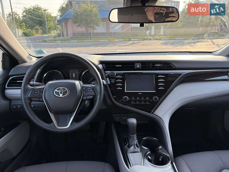 Седан Toyota Camry 2019 в Киеве