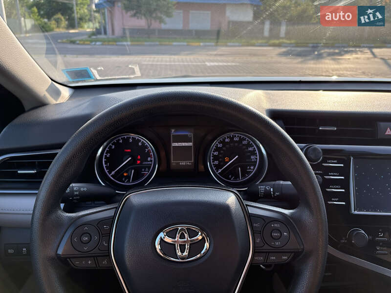 Седан Toyota Camry 2019 в Киеве