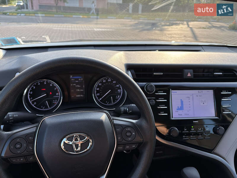 Седан Toyota Camry 2019 в Киеве