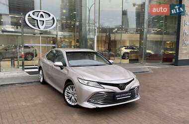 Седан Toyota Camry 2017 в Киеве