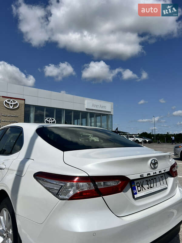Седан Toyota Camry 2019 в Рівному