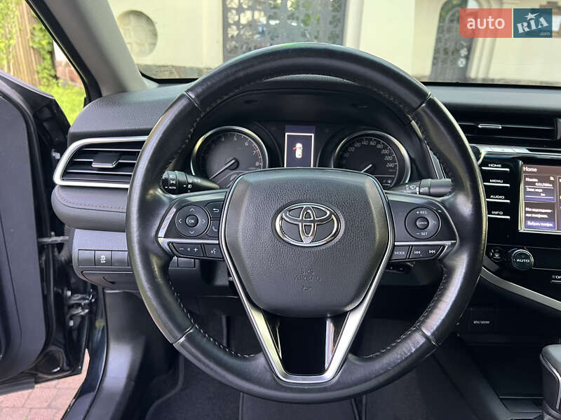 Седан Toyota Camry 2017 в Києві
