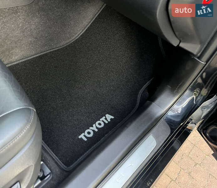 Седан Toyota Camry 2017 в Києві