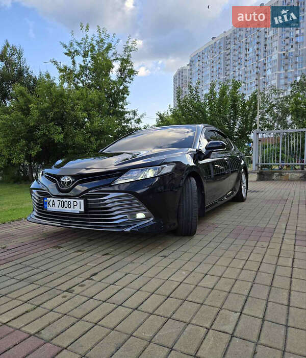 Седан Toyota Camry 2019 в Києві