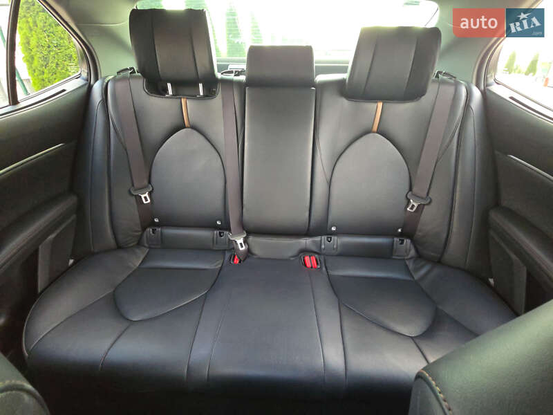 Седан Toyota Camry 2019 в Виннице