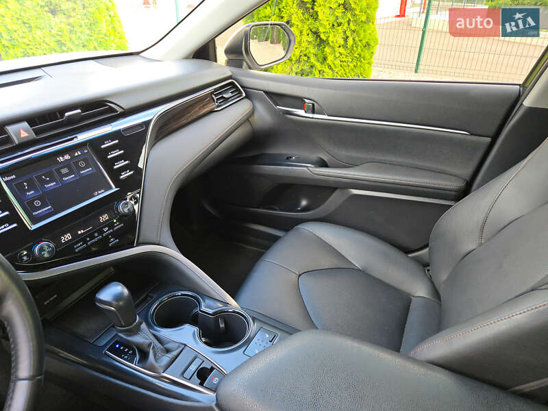 Седан Toyota Camry 2019 в Виннице