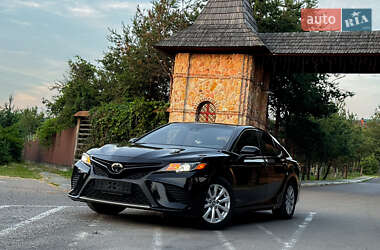 Седан Toyota Camry 2018 в Ужгороді