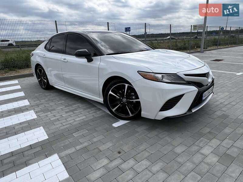 Седан Toyota Camry 2019 в Киеве