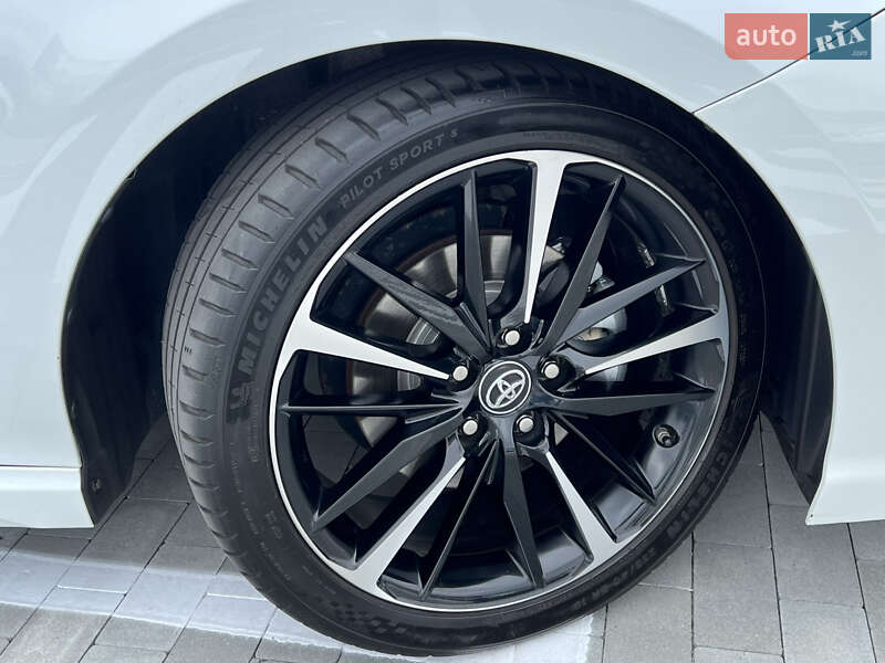 Седан Toyota Camry 2019 в Киеве
